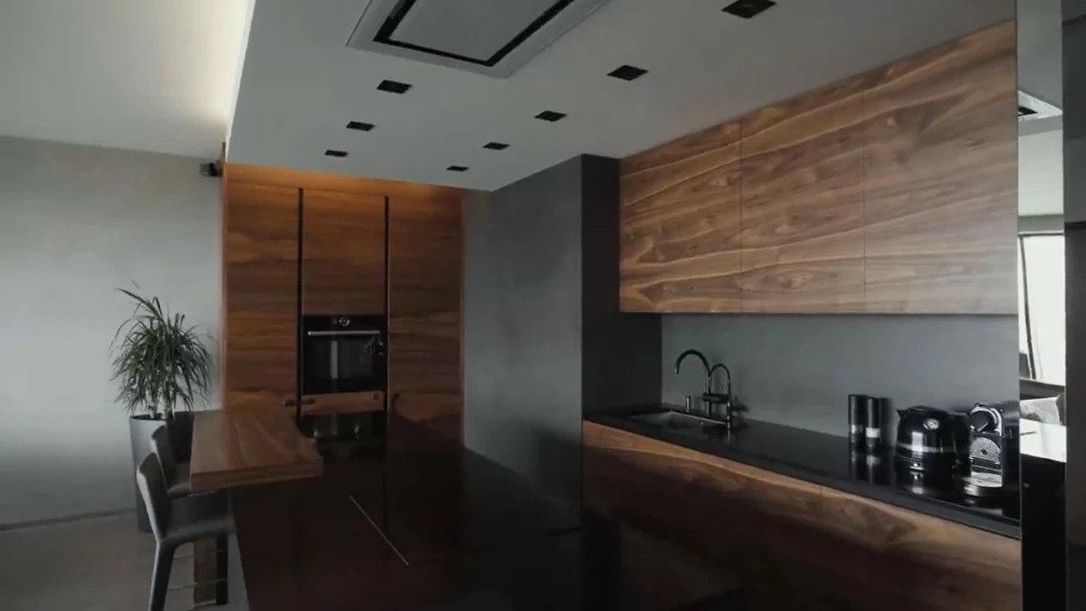 Кухня с островом в современном стиле Loft с акриловыми и шпонироваными фасадами