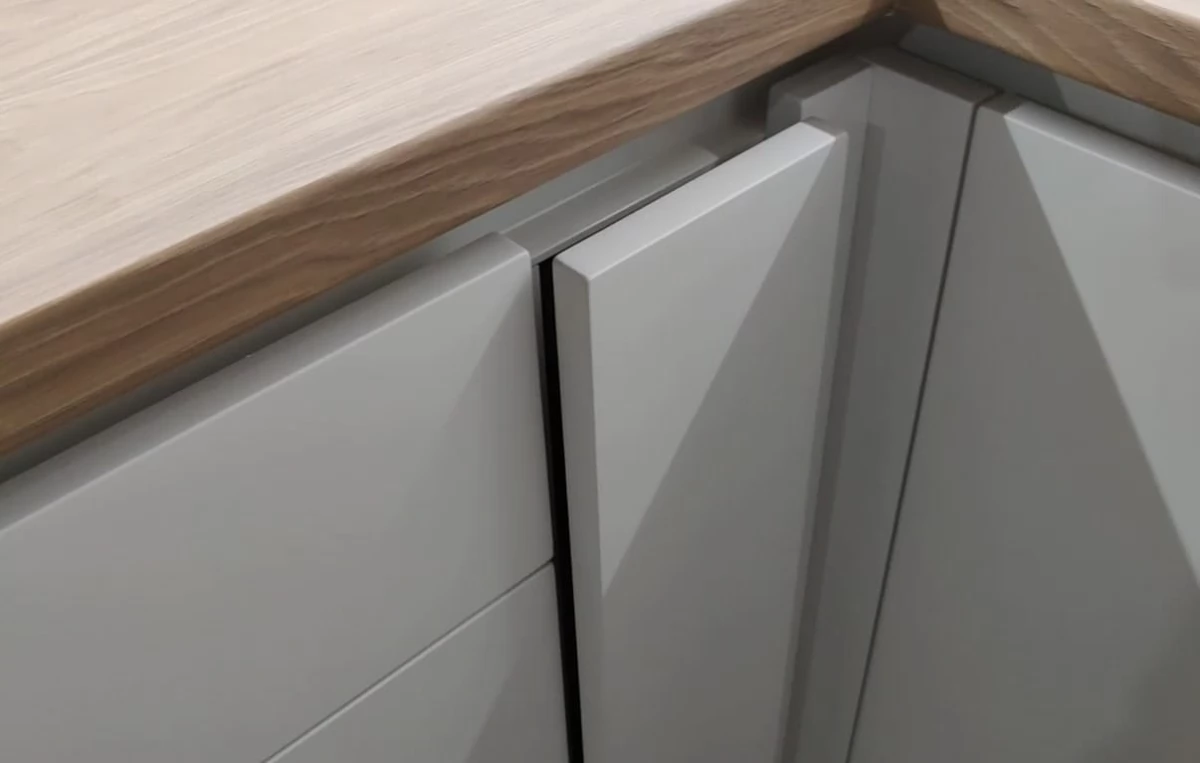 Встроенная белая матовая кухня без ручек на заказ. Фуринитура Blum. ЖК Варшавский квартал. Видео