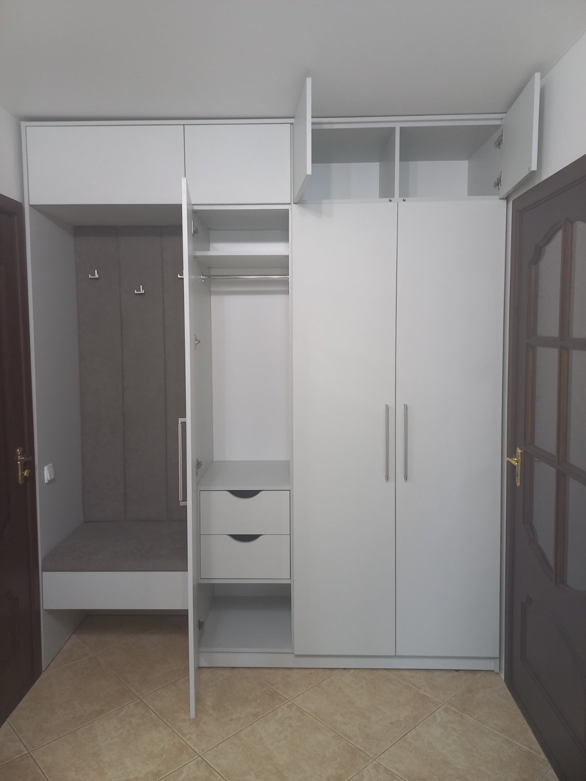 Шкаф в прихожей