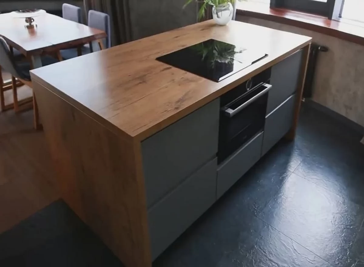 Встроенная кухня без ручек с крашеными фасадами и островом в стиле Loft