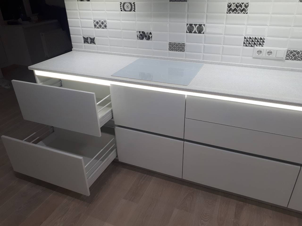 Кухня модерн, фасады стекло