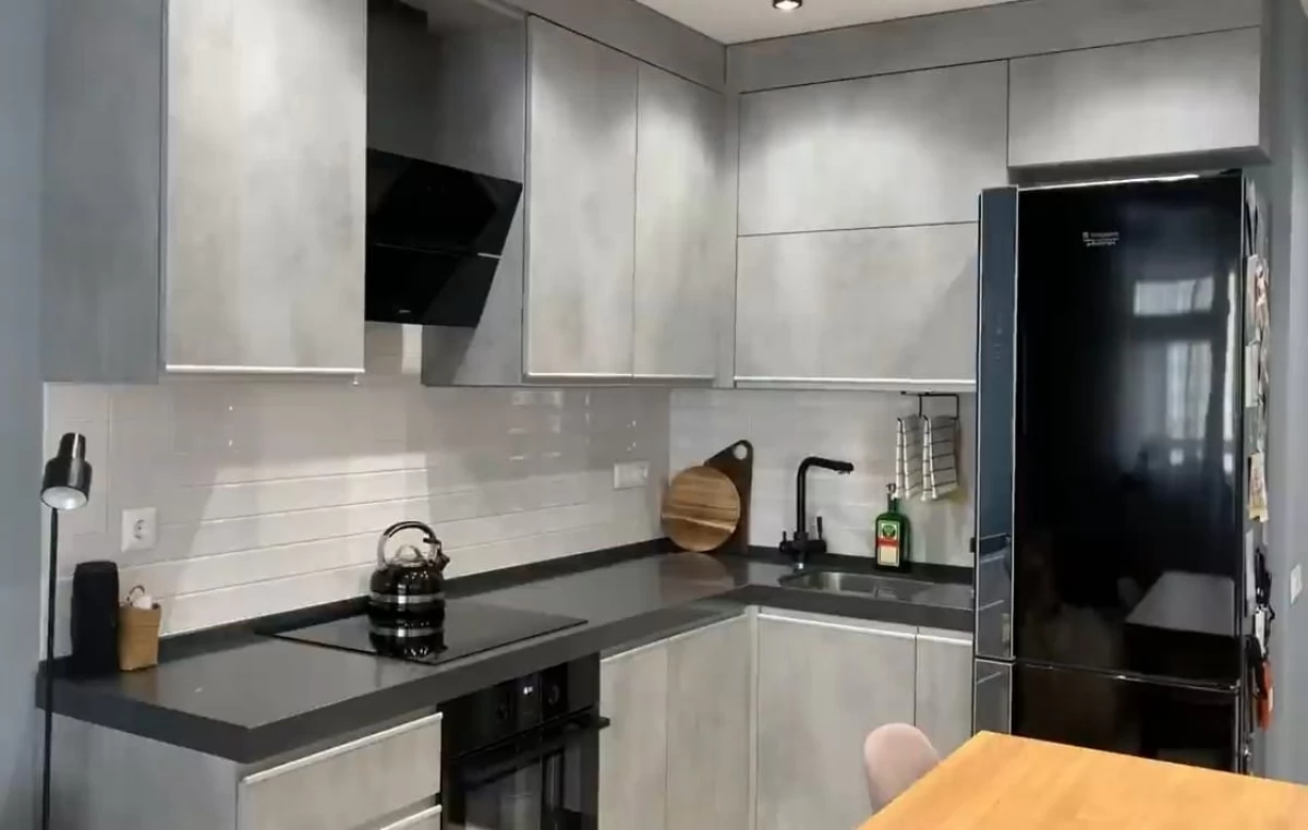 Современная встроенная кухня на заказ c фасадами Бетон, в стиле Loft