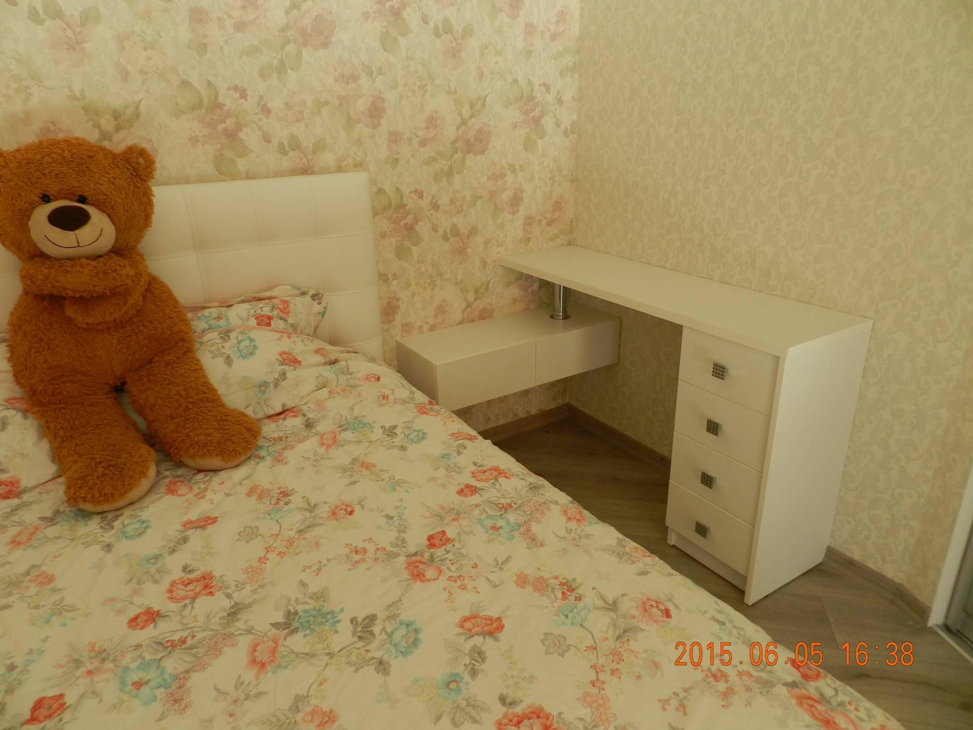 Прикроватная стол-тумба в спальне
