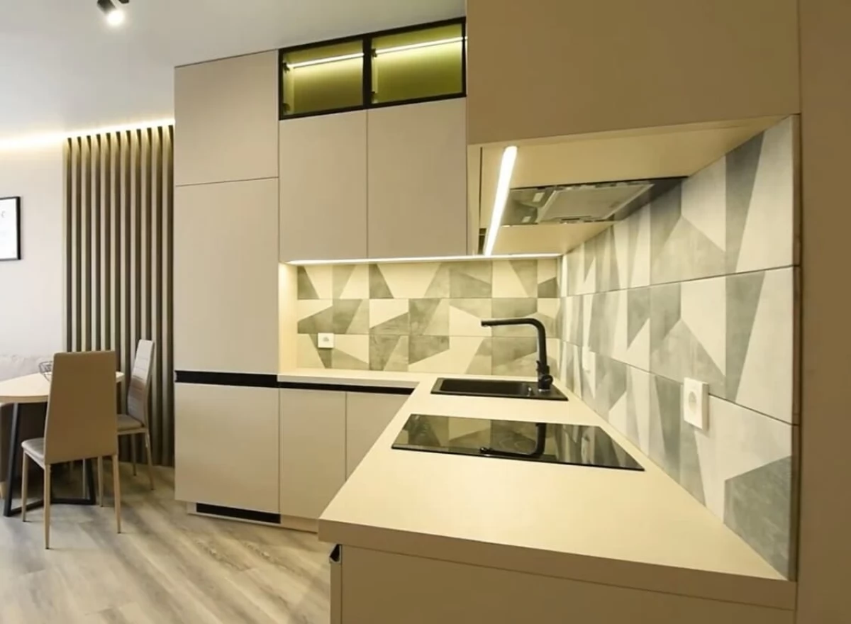 Кухня на заказ с фасдами AGT 601 HG White. Белая кухня без ручек с врезной ручкой UKW 5. Фурнитура  Blum