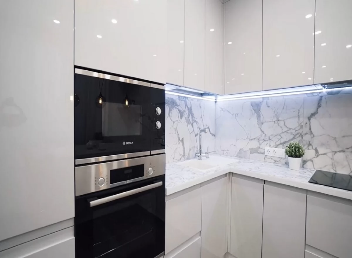 Белая кухня с крашеными фасадами и проходной ручкой. Фурнитура Blum и Hettich