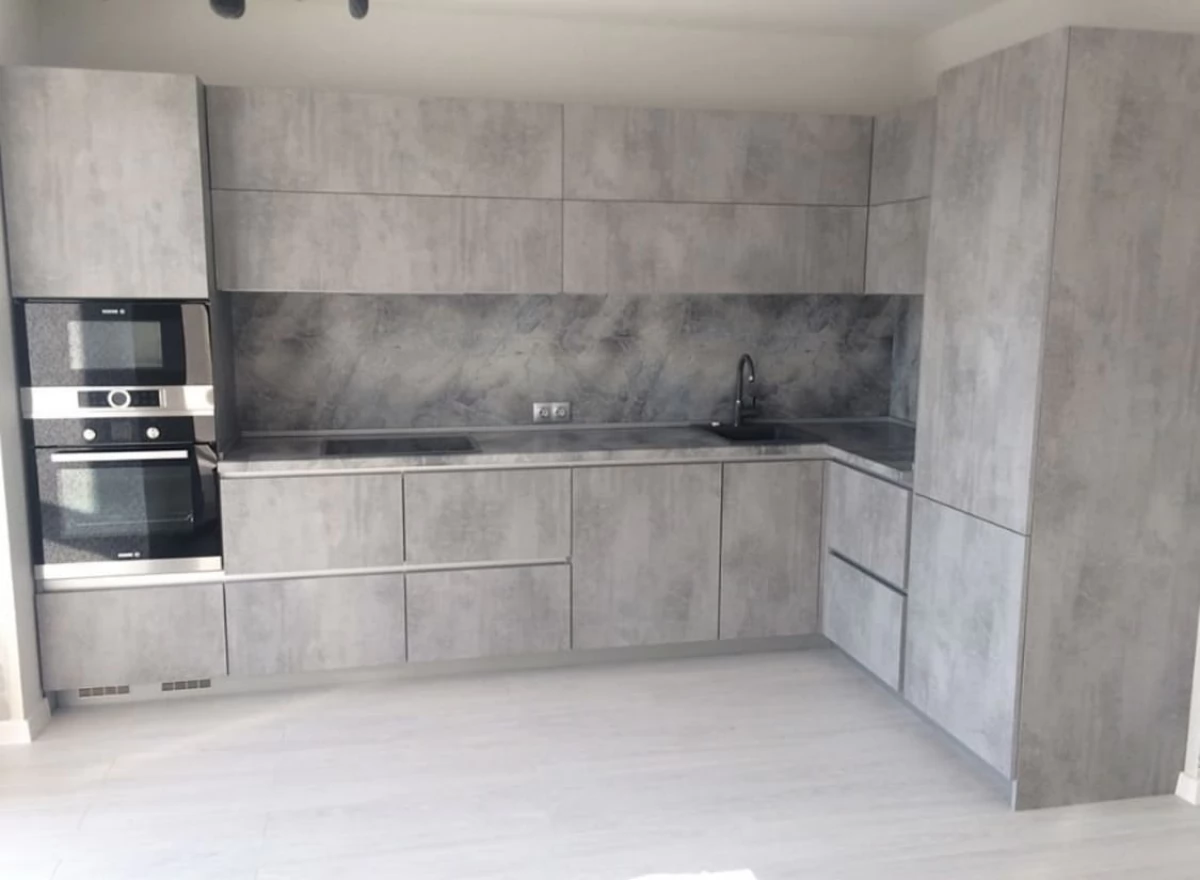 Кухня на заказ в стиле Loft, с фасадами 4298 SU Ателье светлый и фурнитурой  Blum