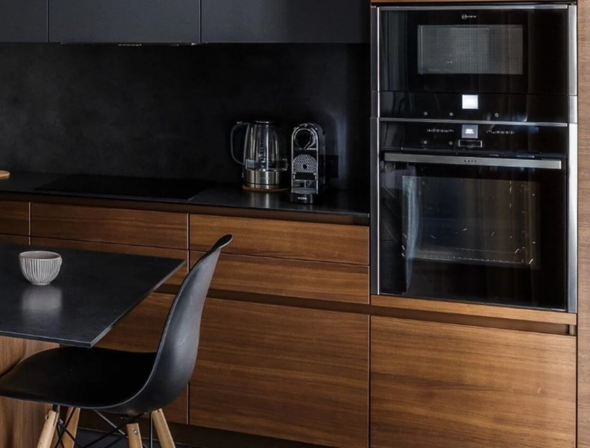 Дизайнерская кухня со шпонироваными фасадами в стиле Loft