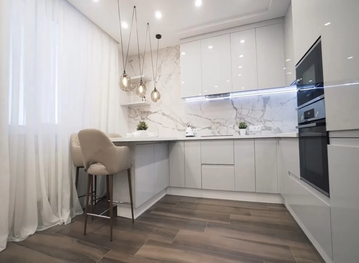 Белая кухня с крашеными фасадами и проходной ручкой. Фурнитура Blum и Hettich