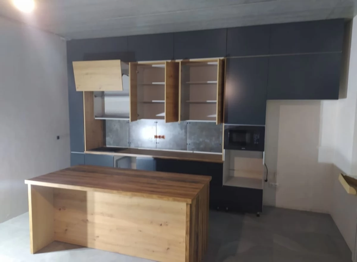 Встроенная кухня на заказ с крашеными фасадами и островом в стиле Loft. Белогородка