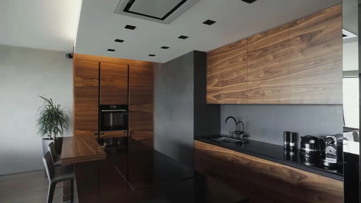 Кухня с островом в современном стиле Loft с акриловыми и шпонироваными фасадами