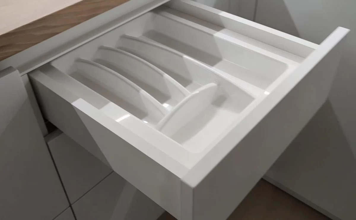 Встроенная белая матовая кухня без ручек на заказ. Фуринитура Blum. ЖК Варшавский квартал. Видео