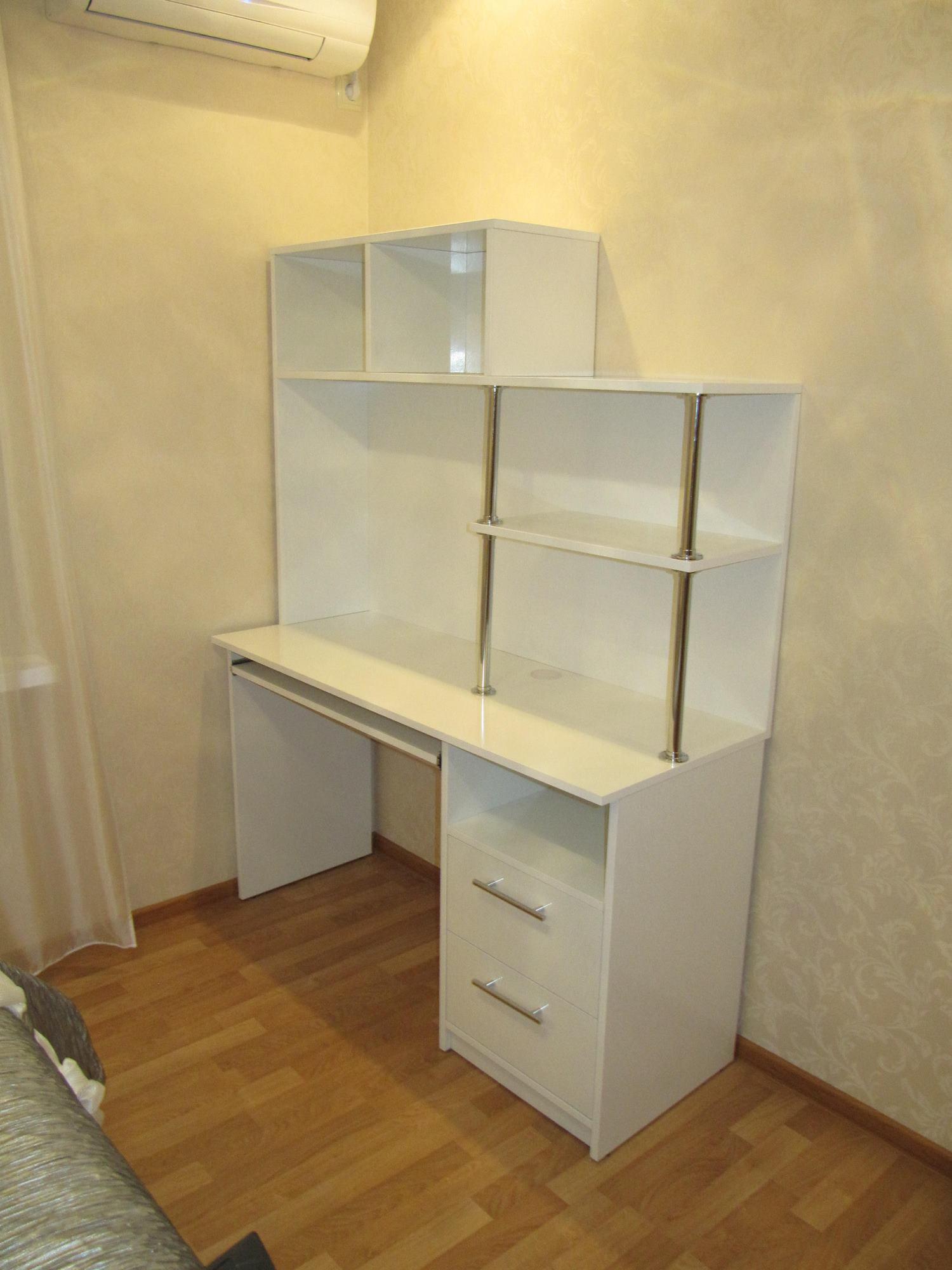 Белый комп стол в квартире