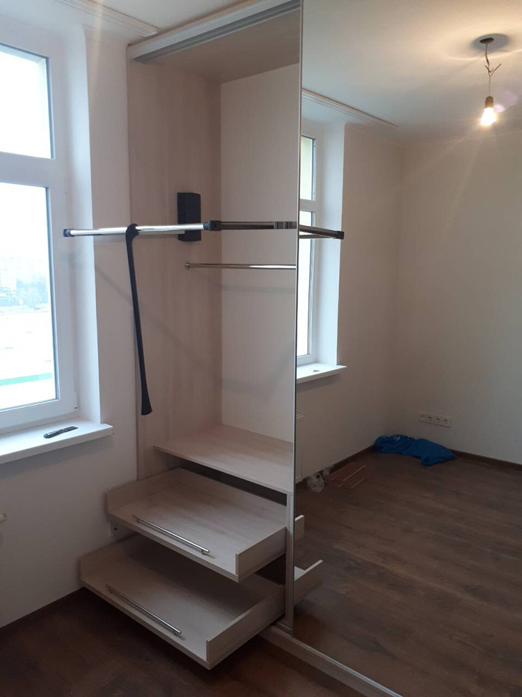 Шкаф-купе, видимого монтажа, фасады и корпус: ДСП Эггер Н1277 ST 9 Акация Лейкленд и стекло полированное