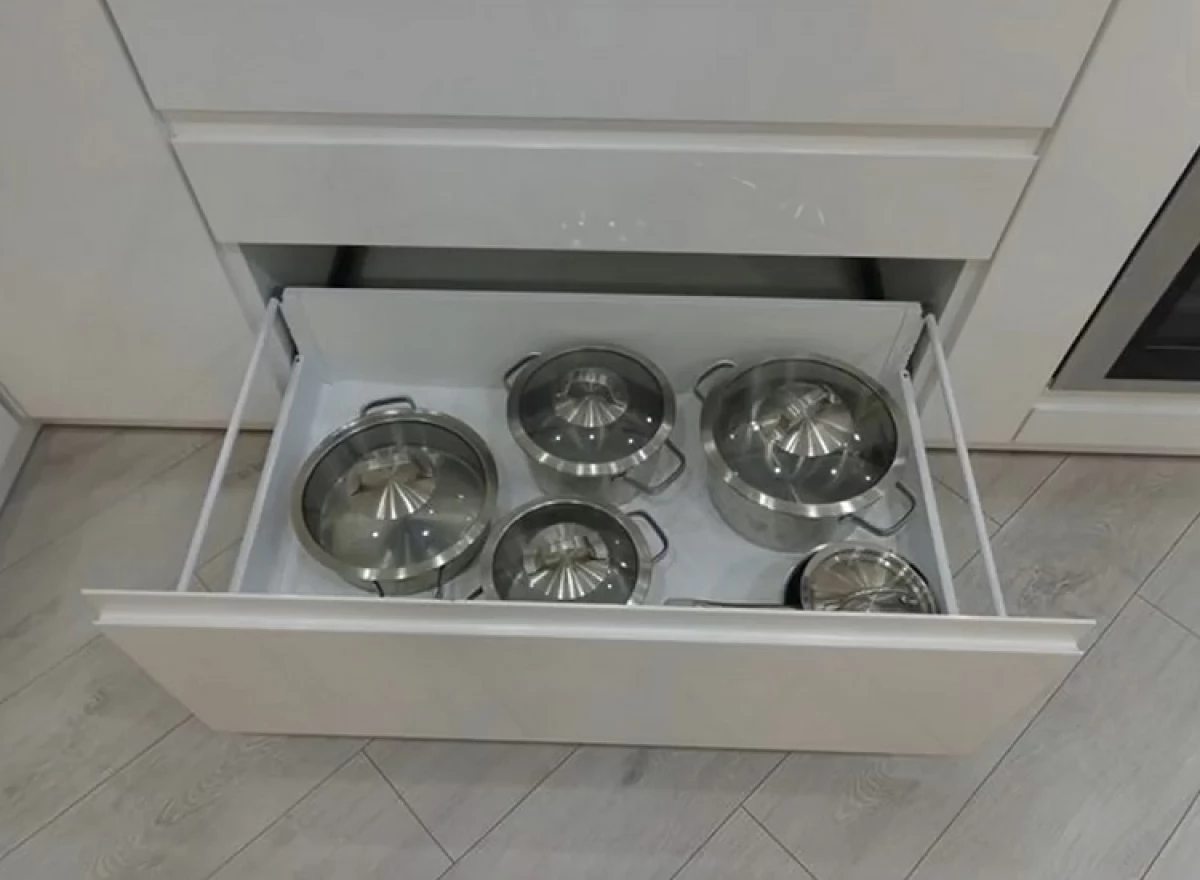 Современная  кухня с крашеными фасадами и проходной ручкой