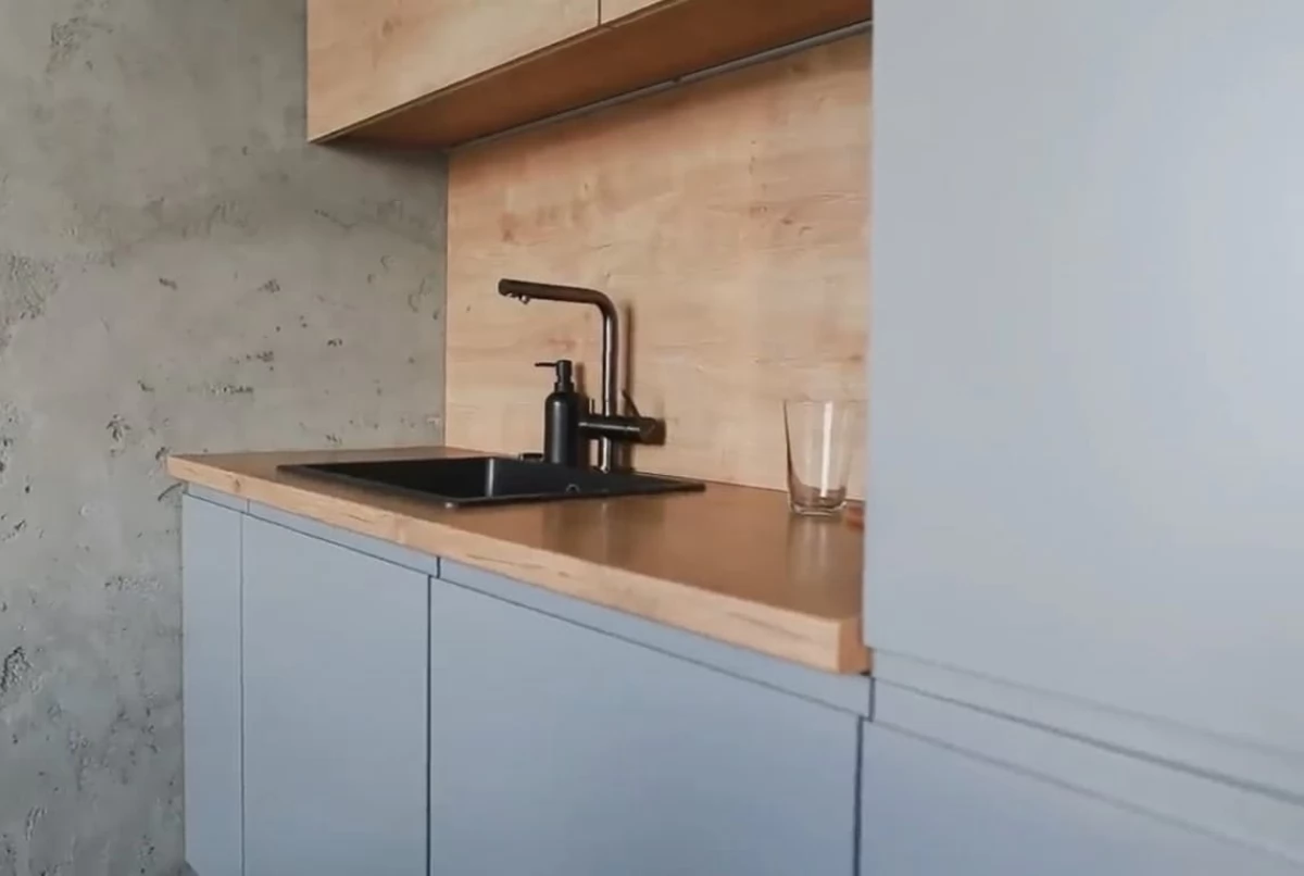 Встроенная кухня без ручек с крашеными фасадами и островом в стиле Loft
