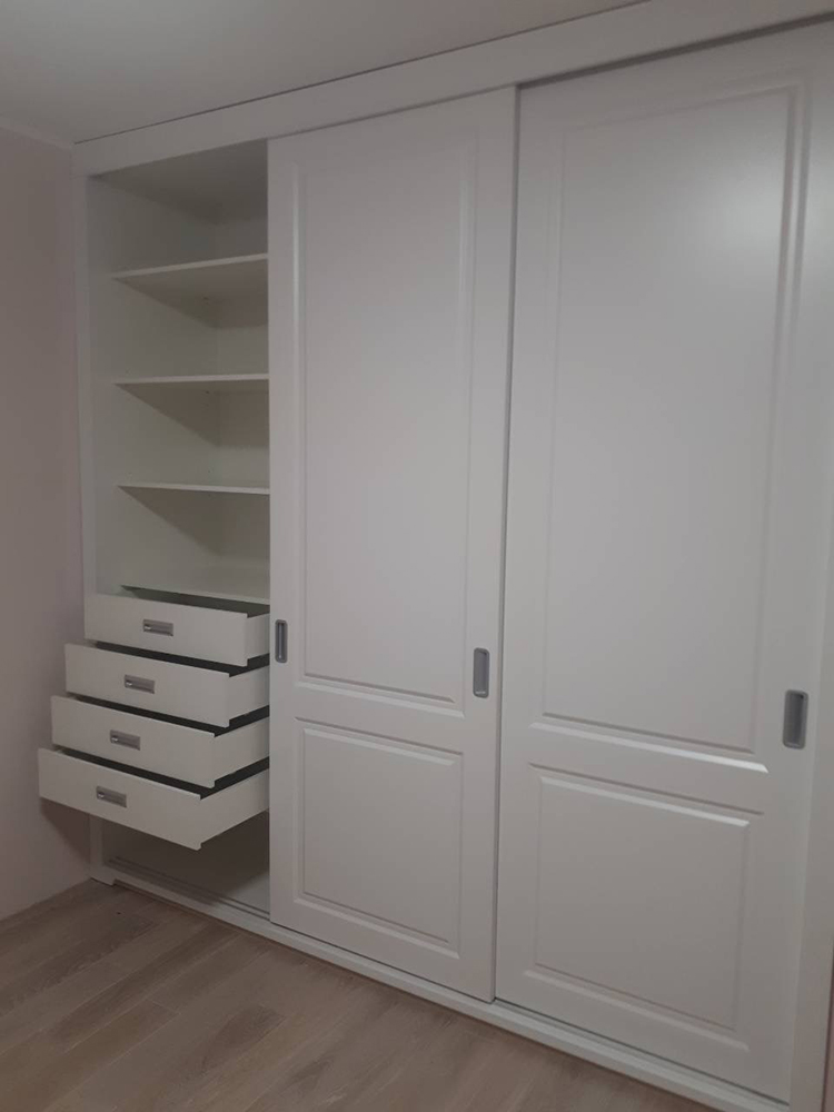 Шкаф-купе, система скрытого монтажа Scorribase Standart на три двери с доводчиком