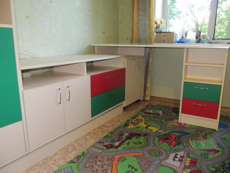 Разноцветные столы в детской