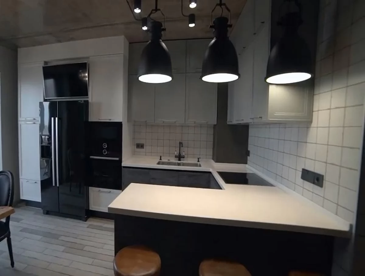 Встроенная кухня Loft. Кухня без ручек с фасадами Alvic и островом. Видео