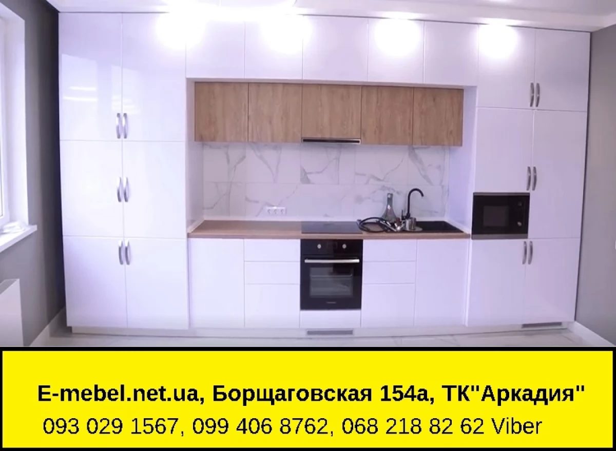 Встроенная белая глянцевая кухня.
