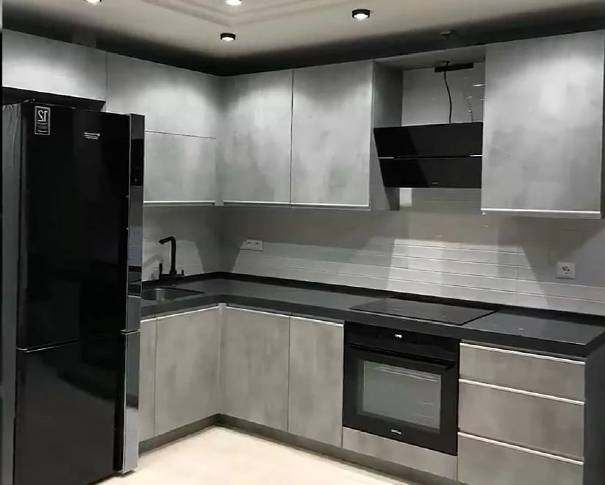Современная встроенная кухня на заказ c фасадами Бетон, в стиле Loft