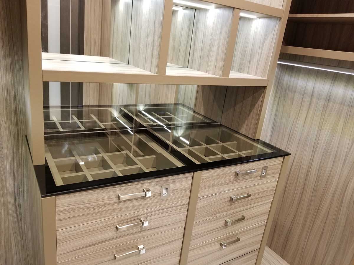 Гардеробный комплекс в шпоне с островом и сейфом