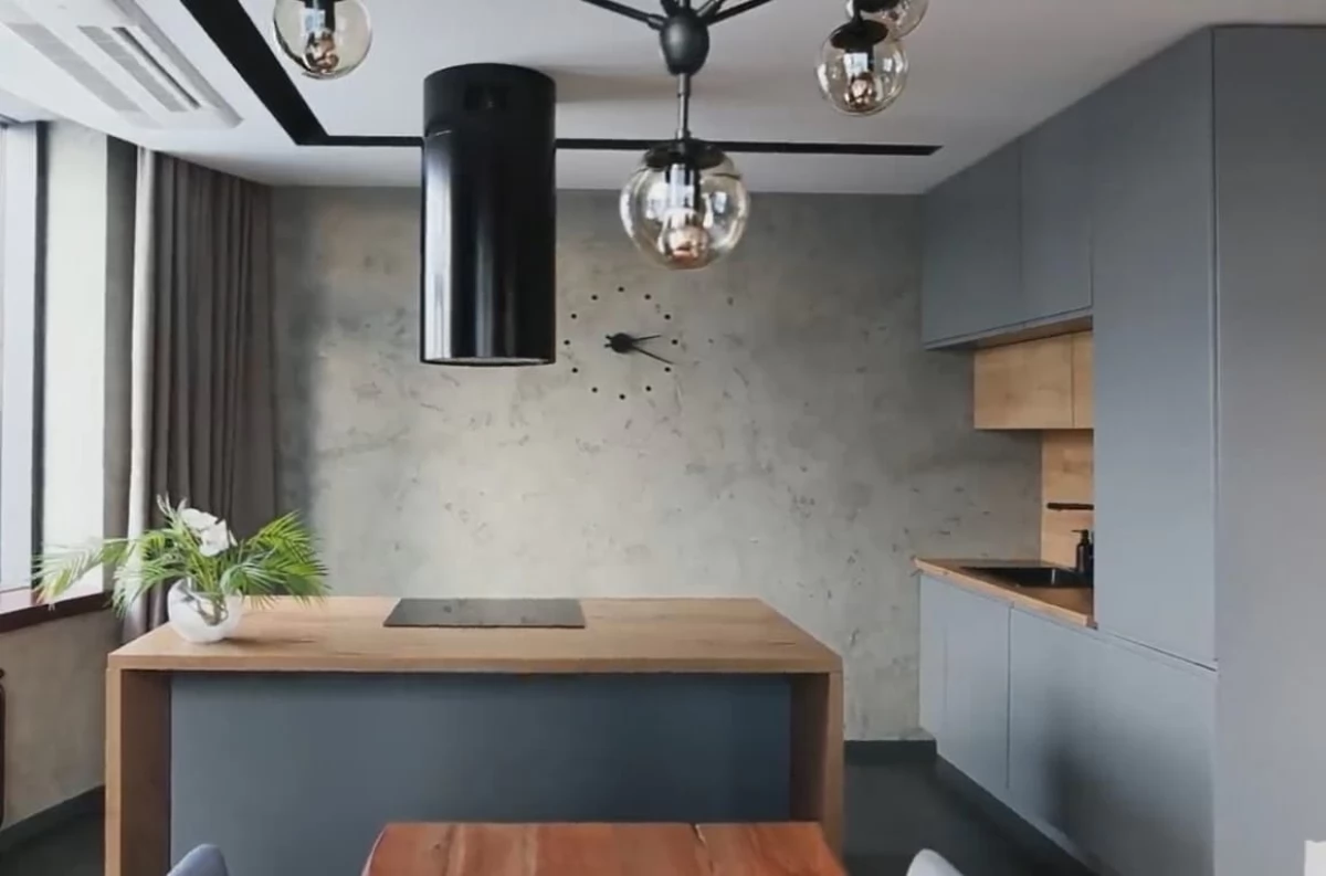 Встроенная кухня без ручек с крашеными фасадами и островом в стиле Loft