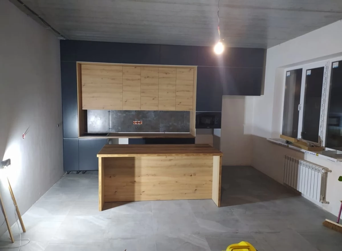 Встроенная кухня на заказ с крашеными фасадами и островом в стиле Loft. Белогородка