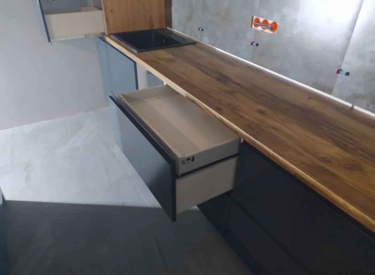 Встроенная кухня на заказ с крашеными фасадами и островом в стиле Loft. Белогородка