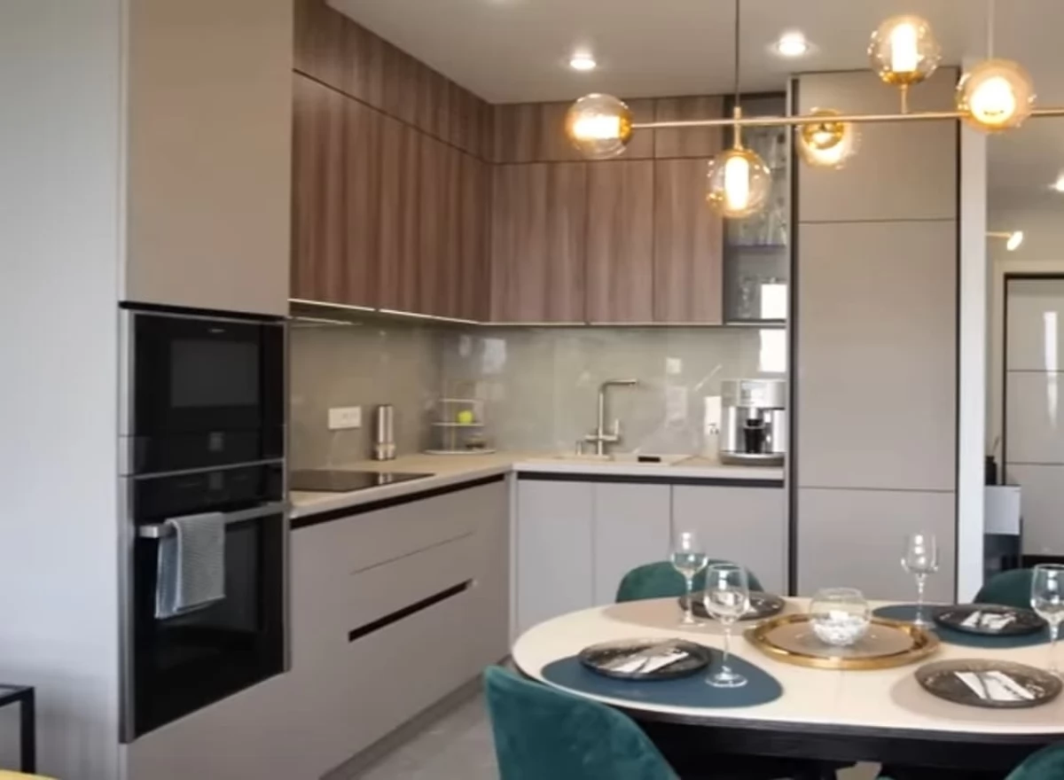 Встроенная кухня на заказ цвета Мокко. Фуринитура Blum. ЖК Одесский бульвар