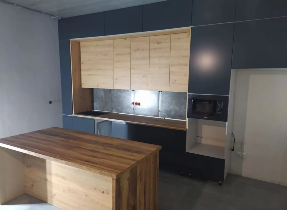 Встроенная кухня на заказ с крашеными фасадами и островом в стиле Loft. Белогородка