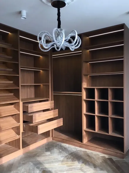 Гардеробная комната с подсветкой
