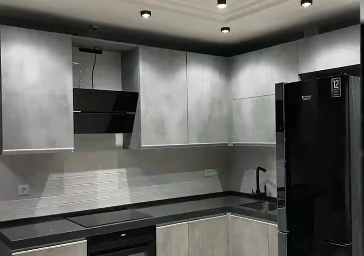 Современная встроенная кухня на заказ c фасадами Бетон, в стиле Loft