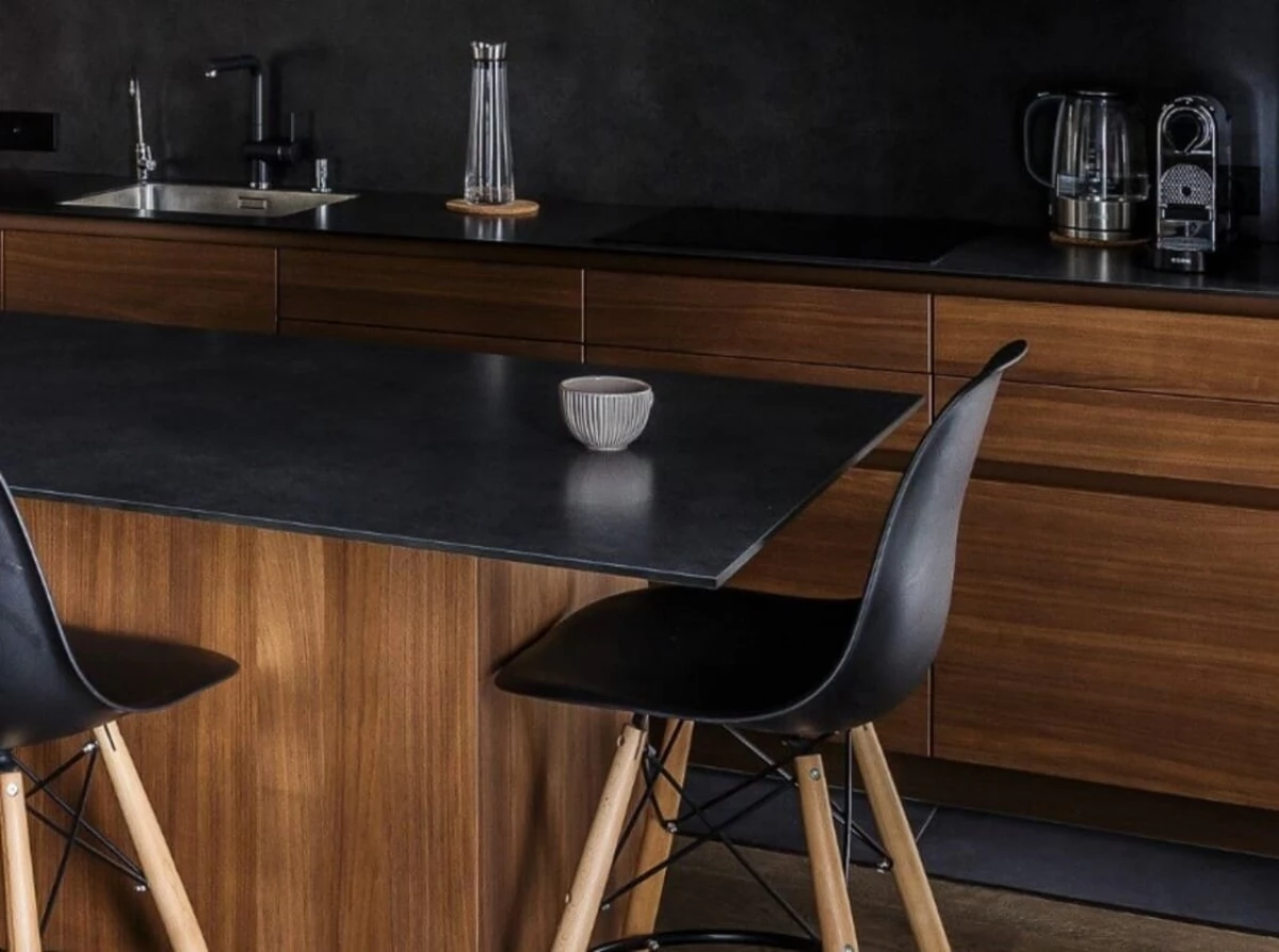 Дизайнерская кухня со шпонироваными фасадами в стиле Loft