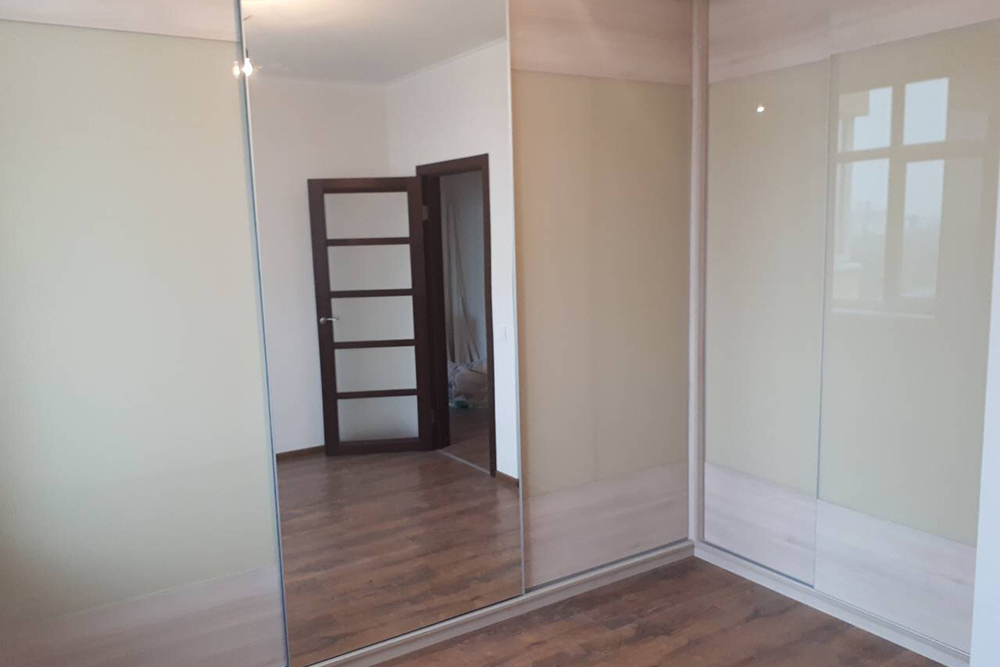 Шкаф-купе, видимого монтажа, фасады и корпус: ДСП Эггер Н1277 ST 9 Акация Лейкленд и стекло полированное