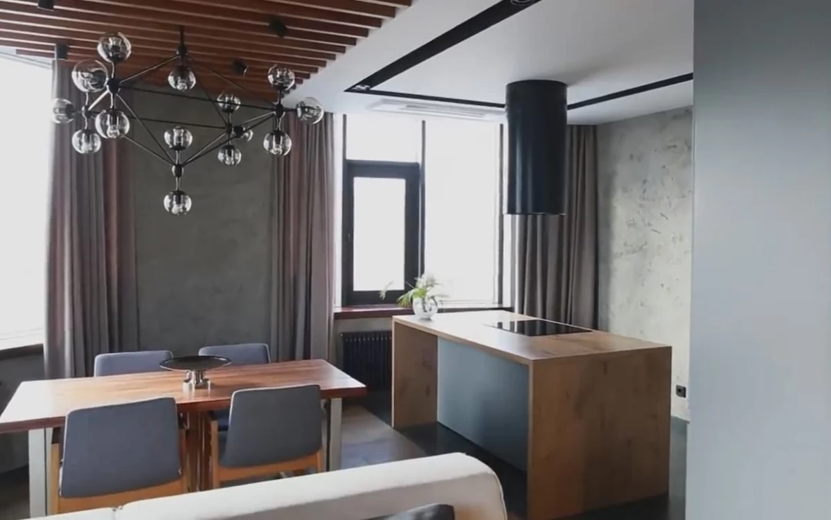 Встроенная кухня без ручек с крашеными фасадами и островом в стиле Loft