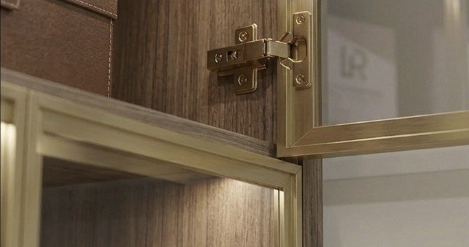 Гардеробная со стеклянными фасадами в профиле шлифованное золото