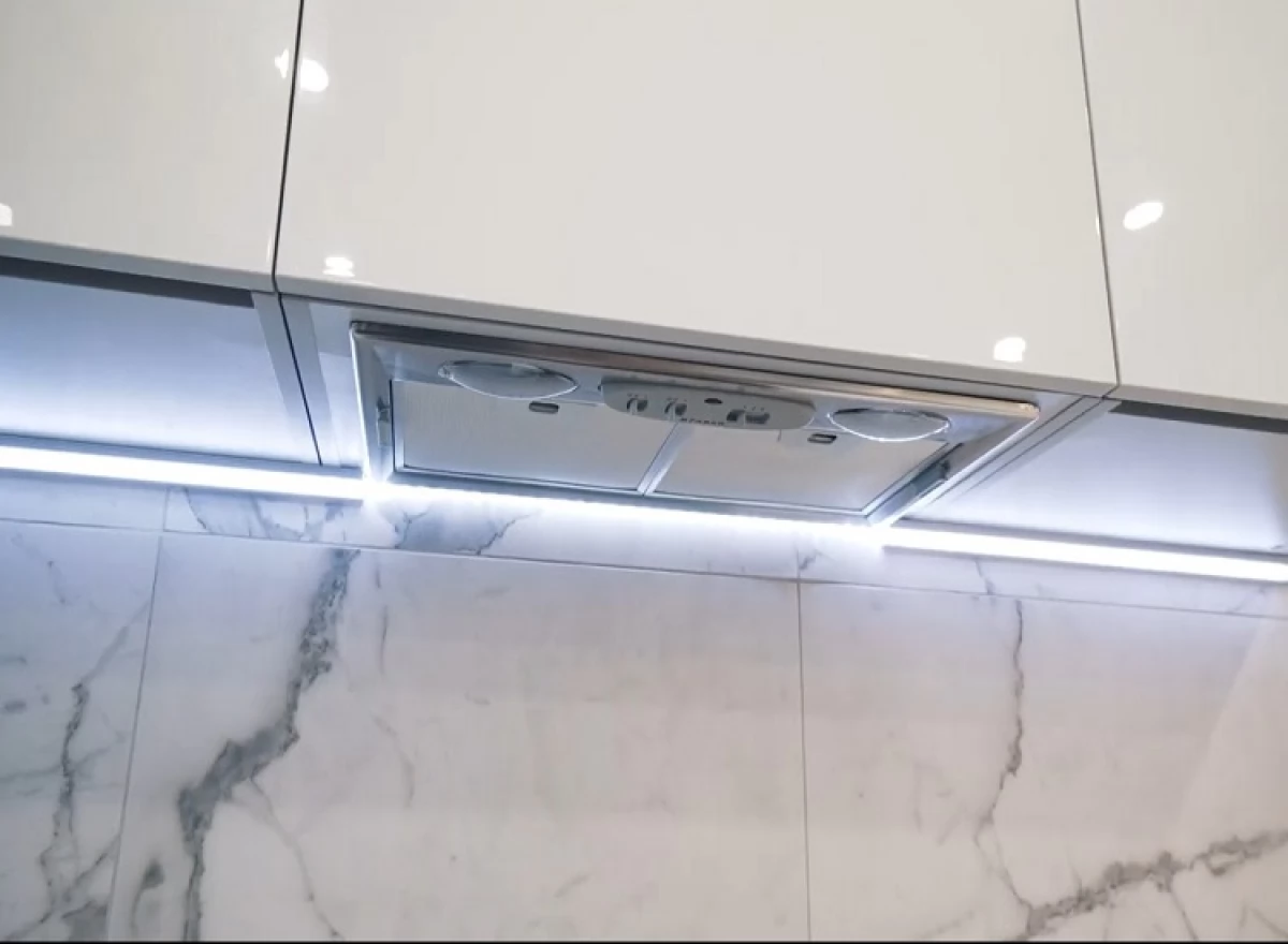 Белая кухня с крашеными фасадами и проходной ручкой. Фурнитура Blum и Hettich