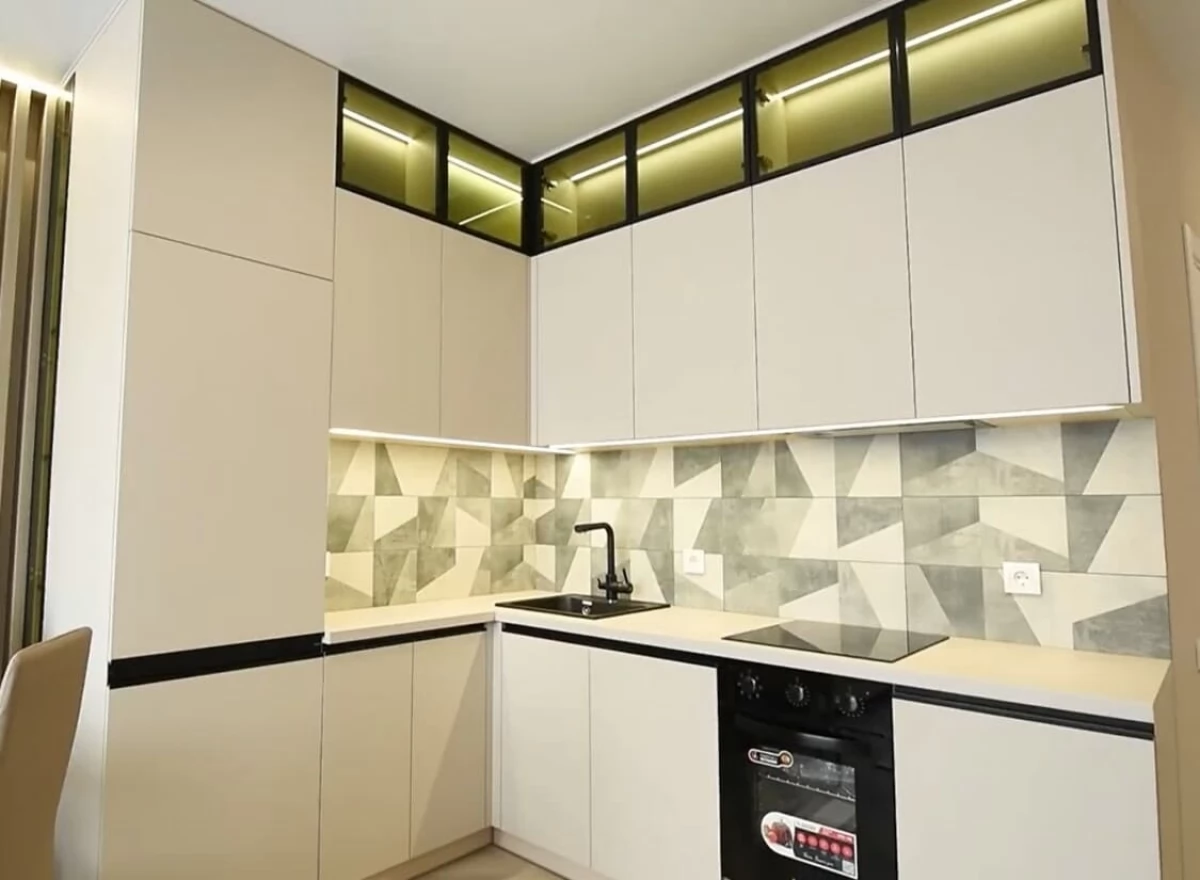 Кухня на заказ с фасдами AGT 601 HG White. Белая кухня без ручек с врезной ручкой UKW 5. Фурнитура  Blum