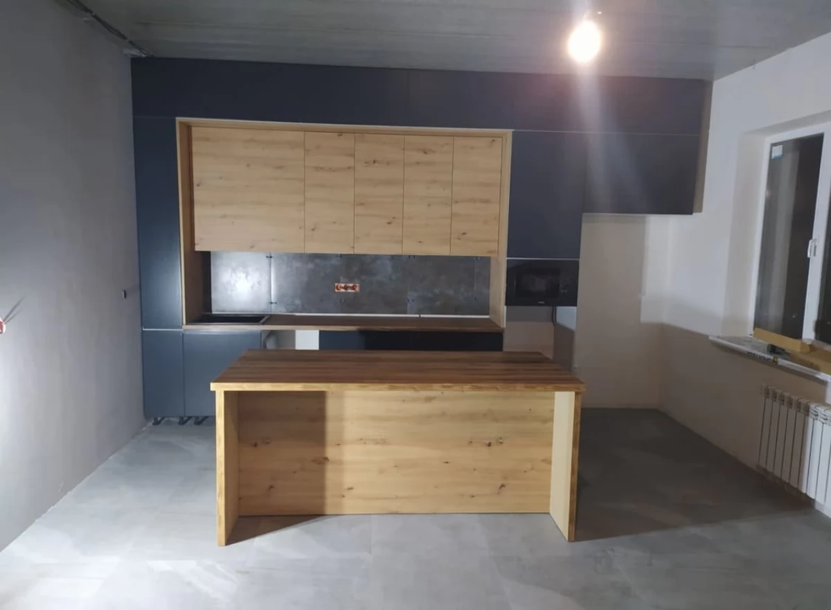Встроенная кухня на заказ с крашеными фасадами и островом в стиле Loft. Белогородка