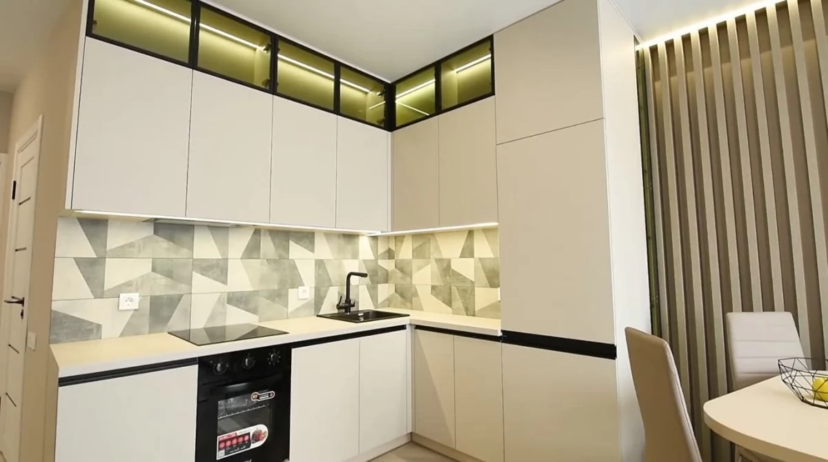 Кухня на заказ с фасдами AGT 601 HG White. Белая кухня без ручек с врезной ручкой UKW 5. Фурнитура  Blum