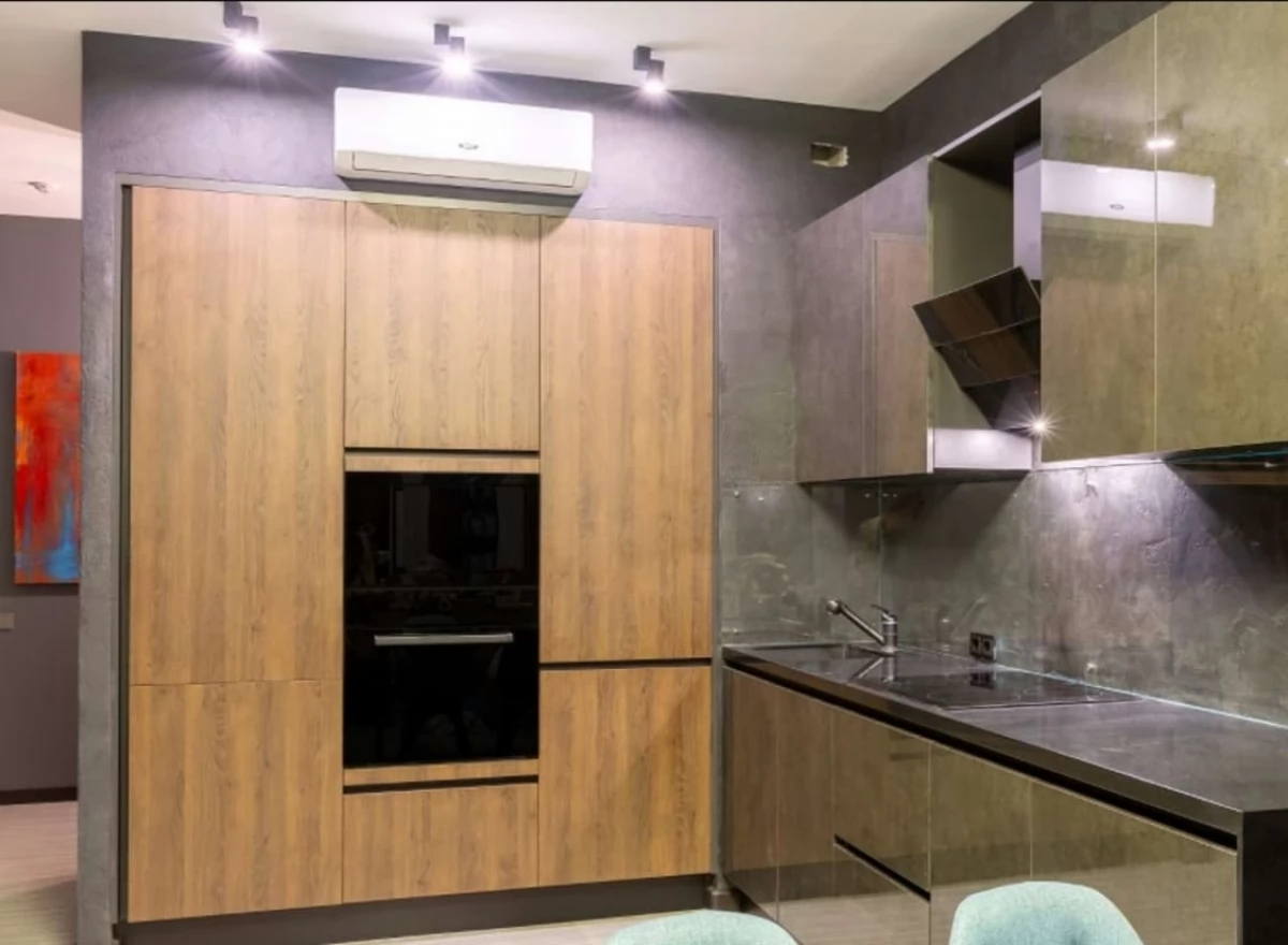 Кухня на заказ со шпонированными  фасадами  и фасадами  Alvic Pearl Effect Базальт