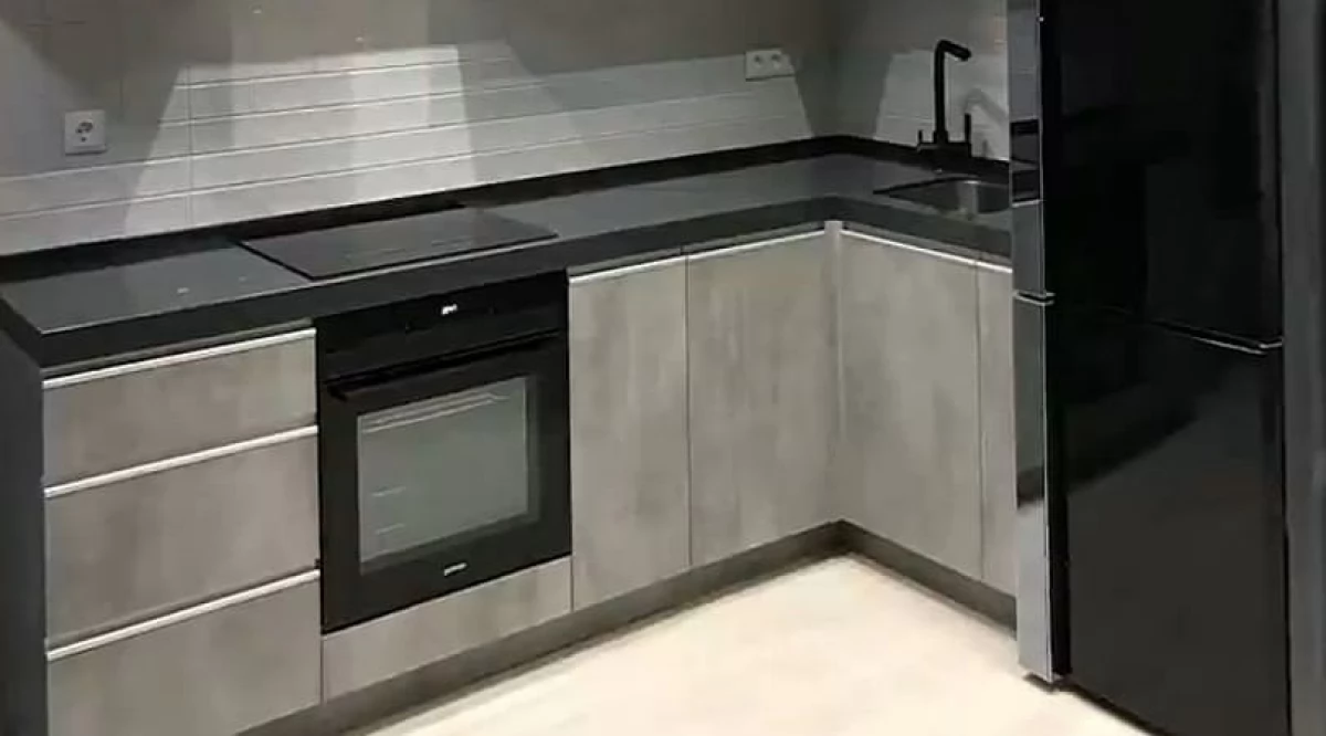 Современная встроенная кухня на заказ c фасадами Бетон, в стиле Loft