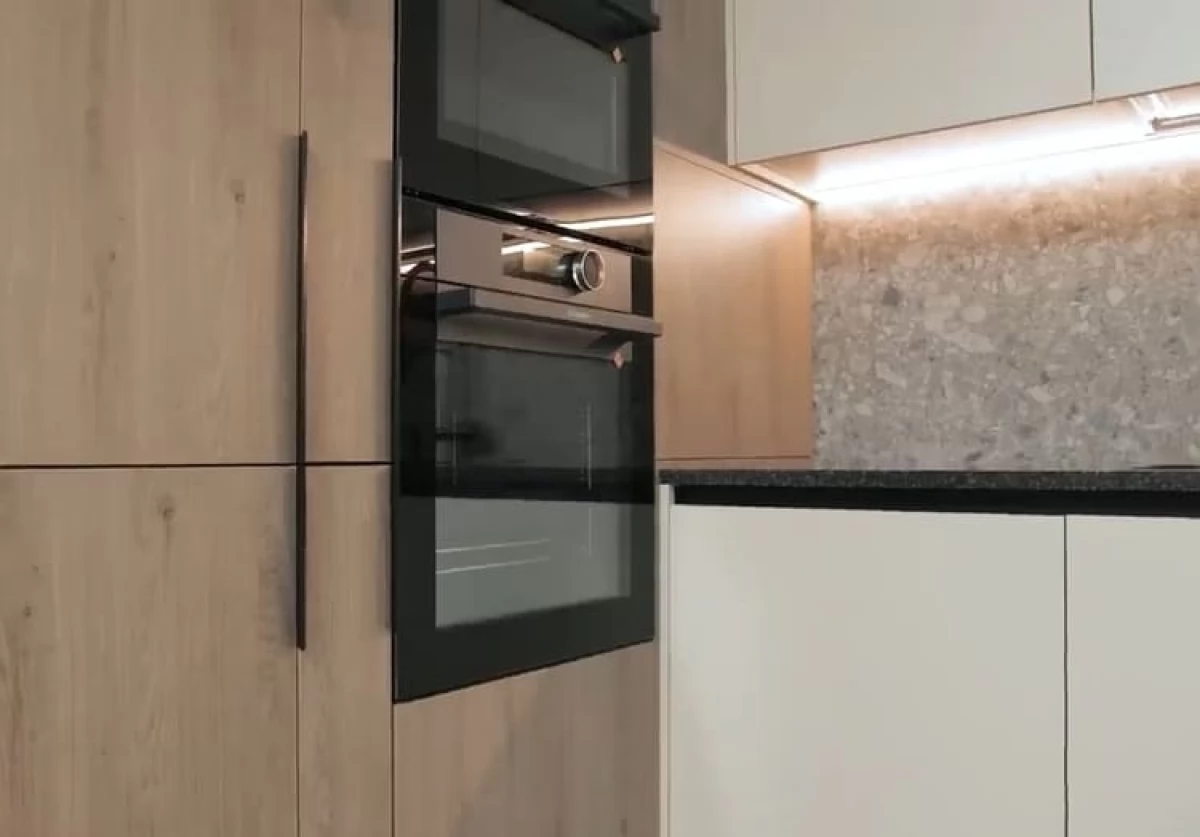 Акриловая кухня на заказ Киев. Кухня без ручек. Фурнитура Blum Фасады Niemann.
