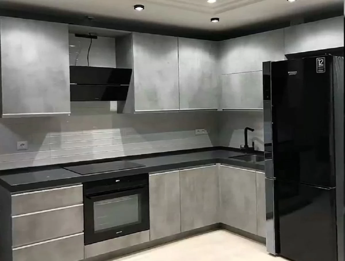 Современная встроенная кухня на заказ c фасадами Бетон, в стиле Loft