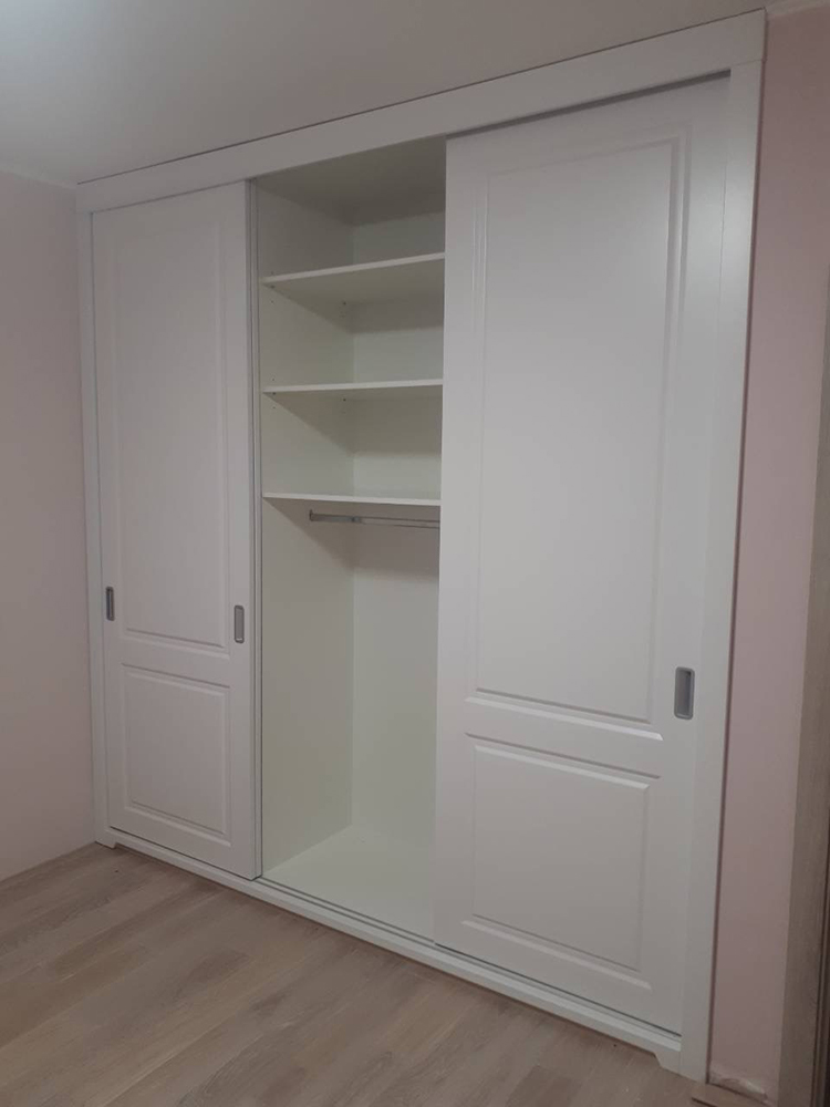 Шкаф-купе, система скрытого монтажа Scorribase Standart на три двери с доводчиком