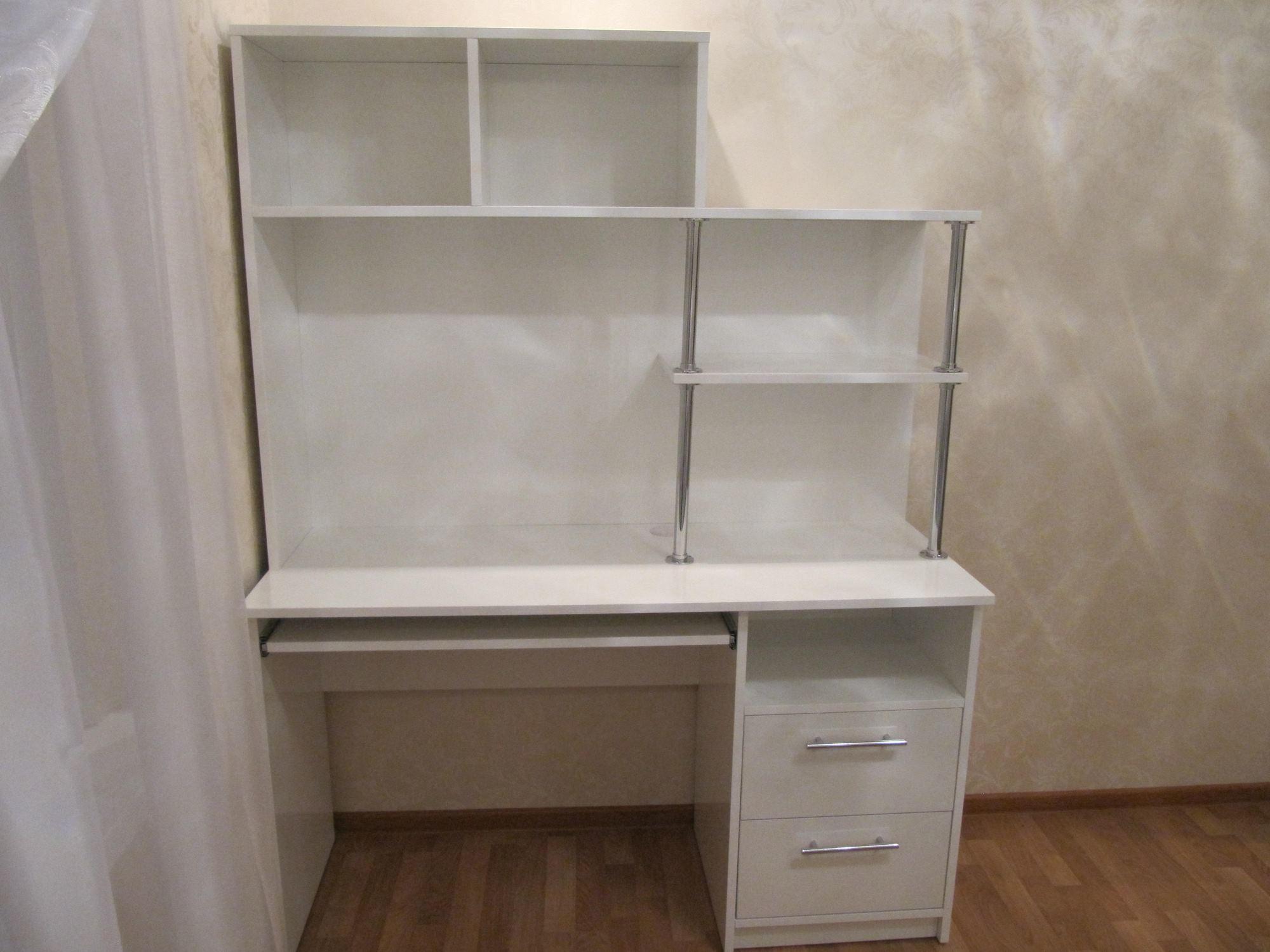 Белый комп стол в квартире