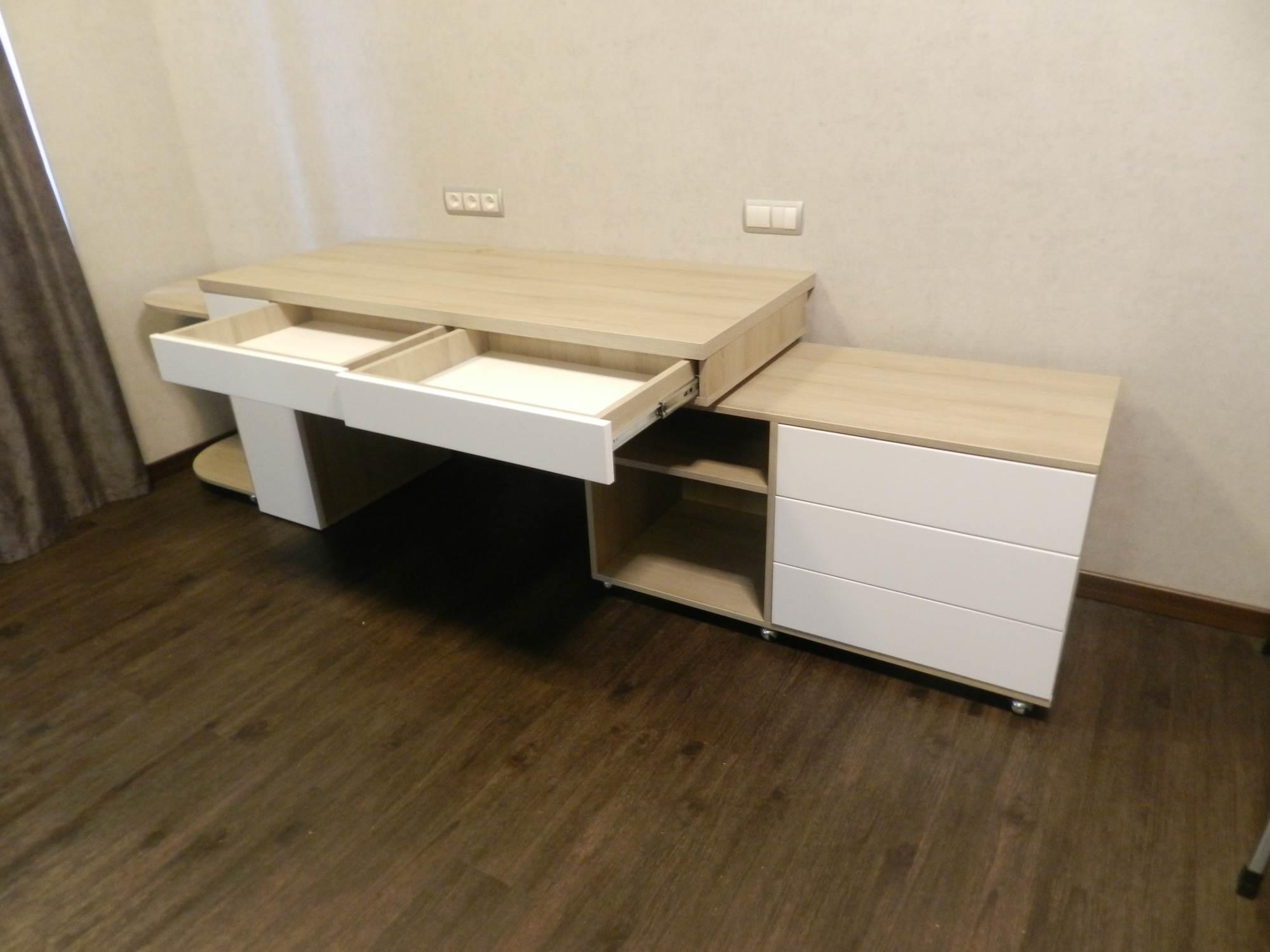 Стол-трансформер и этажерка