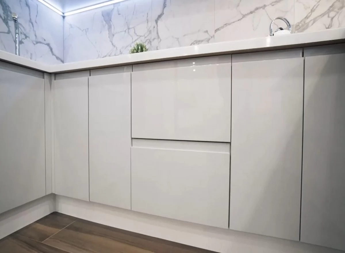 Белая кухня с крашеными фасадами и проходной ручкой. Фурнитура Blum и Hettich