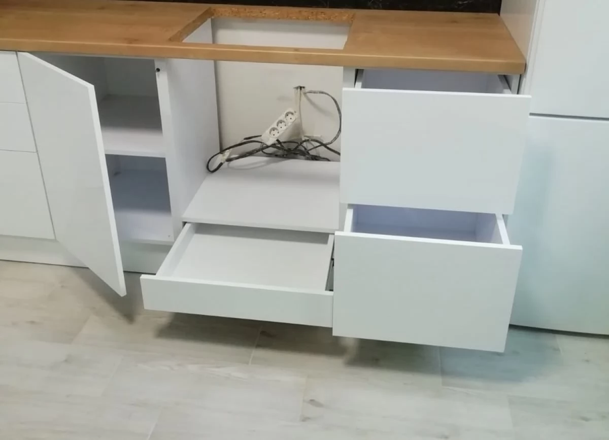 Встроенная кухня на заказ до потолка. Белый глянец и Дуб Гамильтон. Вышгород. Видео