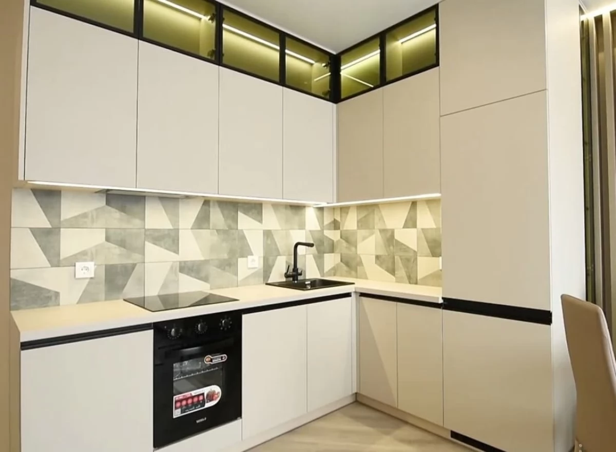 Кухня на заказ с фасдами AGT 601 HG White. Белая кухня без ручек с врезной ручкой UKW 5. Фурнитура  Blum